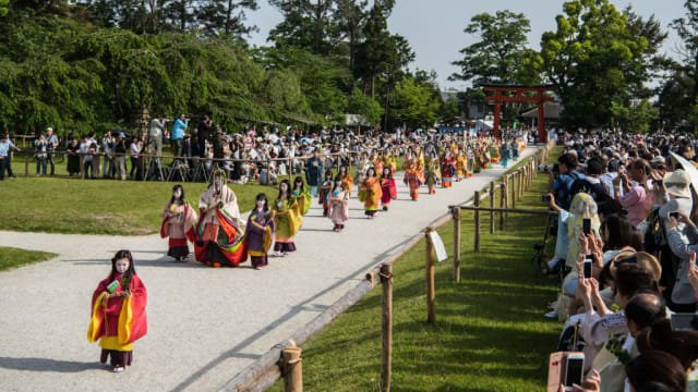 Viele Menschen schauen dem Lauf des Aoi Festivals in Kyoto, Japan, zu.