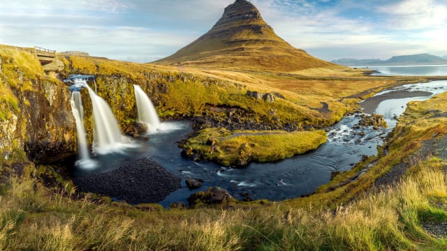 Wasserfall Kirkjufellsfoss mit Kirkjufell (463m) in der Nähe von Grundarfjördur, Halbinsel Snaefellsnes, Vesturland, Island