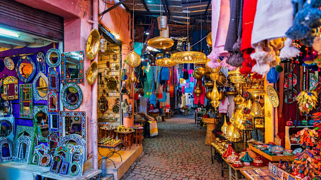 Typische Souk, Markt in der Medina von Marrakesch, Marokko