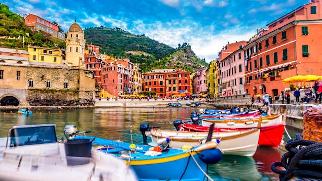 Hafen in Cinque Terre mit Booten, sehr bunt