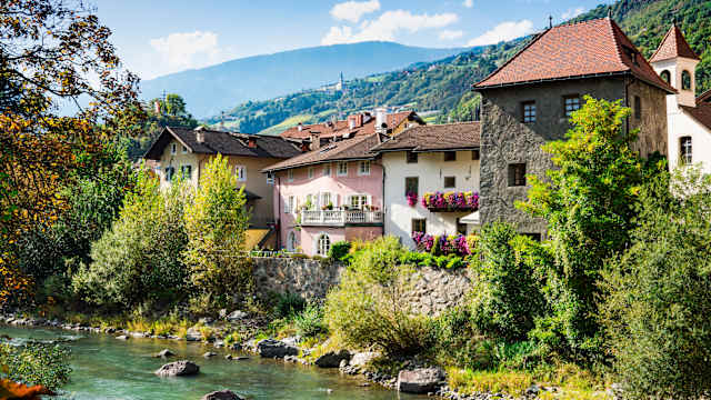 Bunte Häuser an einem Fluss in den Bergen