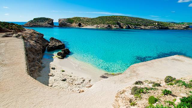 Blick auf eine Bucht mit klarem blauem Wasser