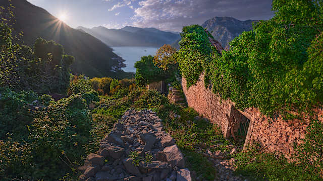 Blick auf eine Bucht mit historischen Mauern