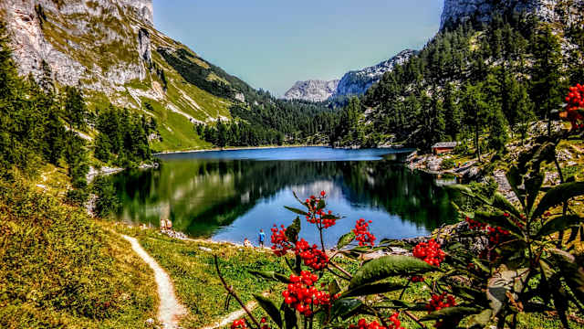 Blick auf einen See im Gebirge