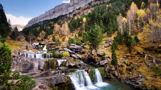 Ein Wasserfall im Grünen