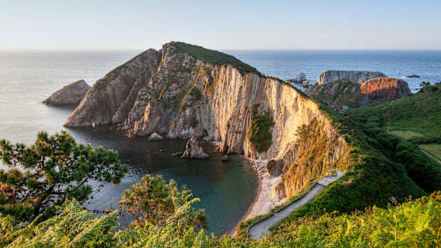 Playa del Silencio in Asturien, Spanien ©shutterstock_2440358803