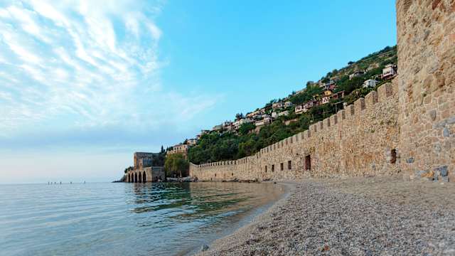 Seelandschaft mit Alanya Burgmauer und mittelalterliche Werft