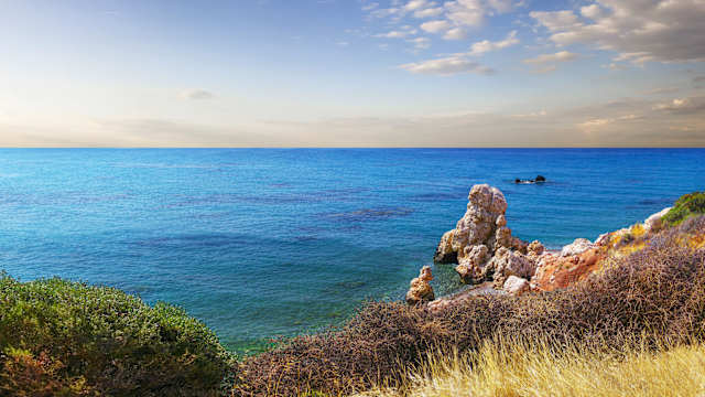 Blick auf eine Bucht mit blauem Wasser