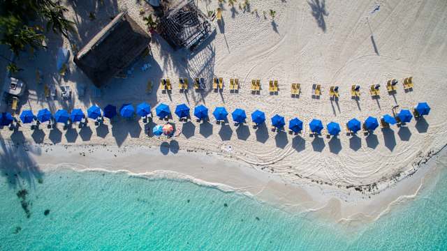 Blick auf einen Strand mit Sonnenschirmen