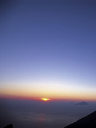 Äolische Inseln bei Sonnenaufgang © Udo Bernhart