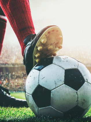 Fußballer mit Ball © Pixfly/iStock / Getty Images Plus via Getty Images