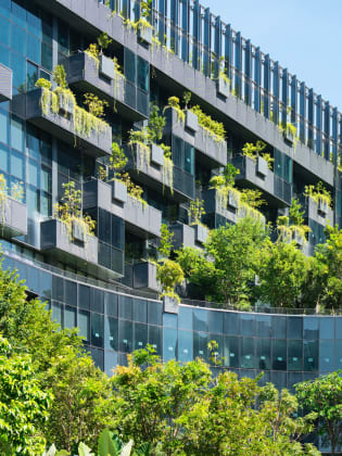Nachhaltiges Gebäude mit Pflanzen © Jackyenjoyphotography/Moment via Getty Images