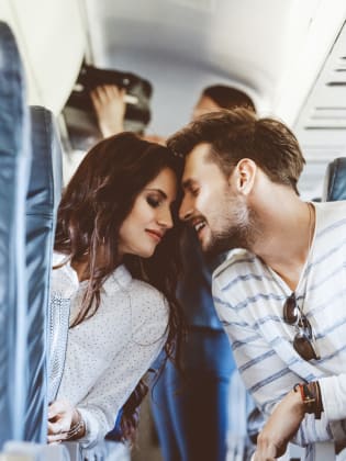 Paar in einem Flugzeug © izusek/E+ via Getty Images
