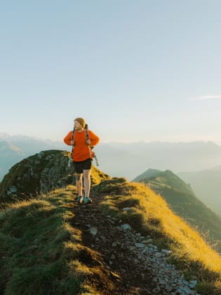 Wandern in den Alpen © Oleh_Slobodeniuk/E+ via Getty Images