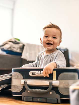 fröhliches Baby in einem Koffer © ljubaphoto/E+ via Getty Images