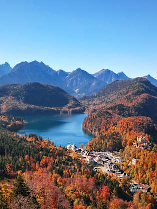 Ausbliack auf einen See und Berge in Süddeutschland im Herbst.