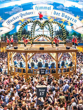 In den Festzelten steigt zu späterer Stunde die Stimmung. © 2018 FooTToo/Shutterstock.