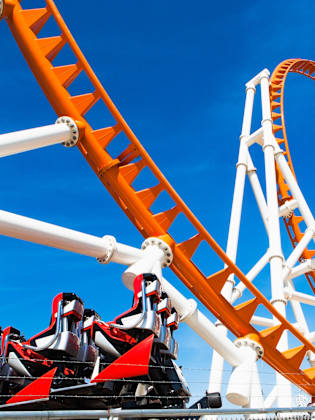 Achterbahn in Freizeitpark © Alan Schein/The Image Bank via Getty Images