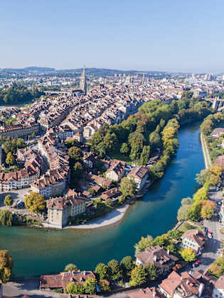 Luftansicht einer Altstadt, die von einem Fluss begrenzt wird.