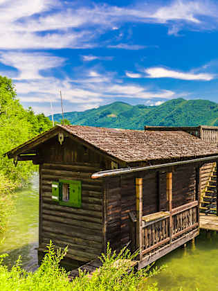 Bootshaus aus Holz an einem See