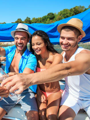 Bootsparty in Bulgarien © valentinrussanov/E+ via Getty Images