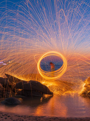 Brennende Stahlwolle ©puttapon/Moment via Getty Images