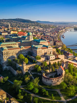 Budapest in Ungarn, Türme der Fischerbastei in Budapest, gettyimages.de, © ZoltanGabor