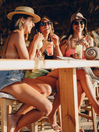 Cocktails an der Strandbar © Nikola Stojadinovic/E+ via Getty Images