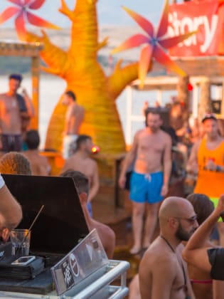 DJ in Zrce, Kroatien © iStock Editorial / Getty Images Plus via Getty Images