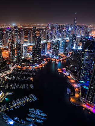 Dubai bei Nacht © Pierre Ogeron/Moment via Getty Images