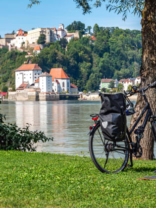 Fahrrad an der Donau, Passau, Deutschland © Animaflora/iStock / Getty Images Plus via Getty Images