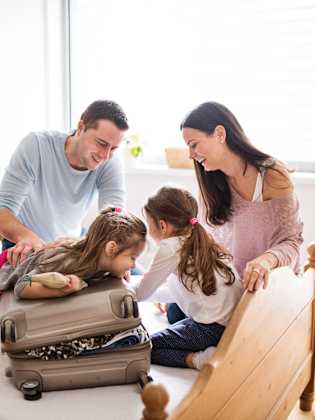 Beim Packen steigt die Vorfreude auf den Urlaub © stock.adobe.com - Halfpoint
