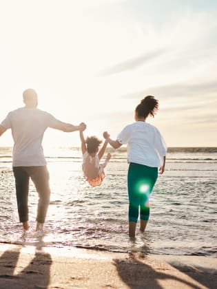 Familie am Strand © stock.adobe.com - Ramba/peopleimages.com