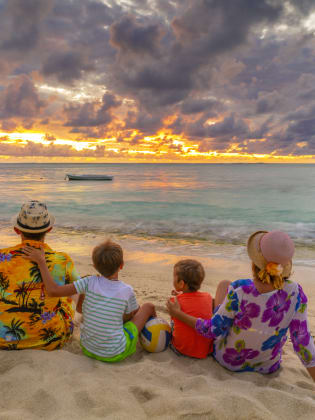 Familie am Strand ©Roberto Moiola / Sysaworld/Moment via Getty Images