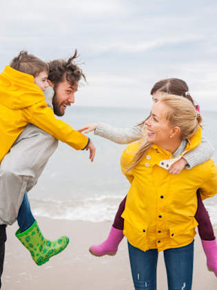 Familie am Strand ©Vesnaandjic/E+ via Getty Images