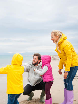 Familie an der Ostsee © Vesnaandjic/E+ via Getty Images