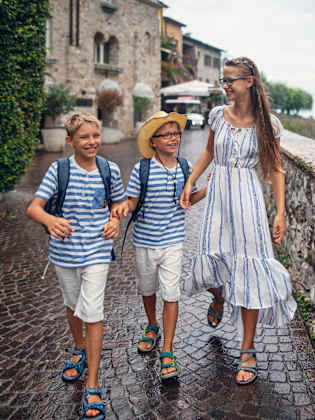 Familie beim Gardasee ©Imgorthand/E+ via Getty Images