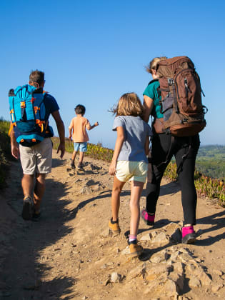 Familie beim Wandern ©MangoStar_Studio/iStock / Getty Images Plus via Getty Images