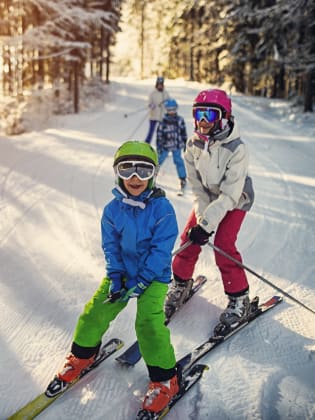 Familie fährt Ski © Imgorthand/E+ iStock / Getty Images Plus via Getty Images