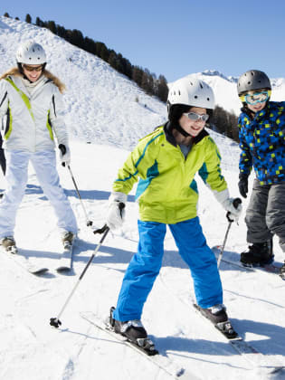 Familie fährt Ski in Bayern © SolStock/E+ via Getty Images