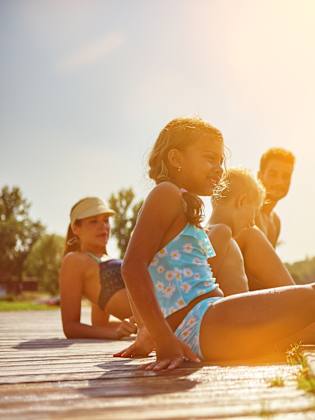 Summerfeeling am See © Robert Kneschke - stock.adobe.com