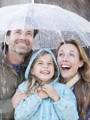 Familie unter Regenschirm © Chris Ryan/iStock / Getty Images Plus via Getty Images