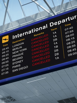 Informationstafel am Flughafen mit stornierten Flügen © iStock.com/narvikk