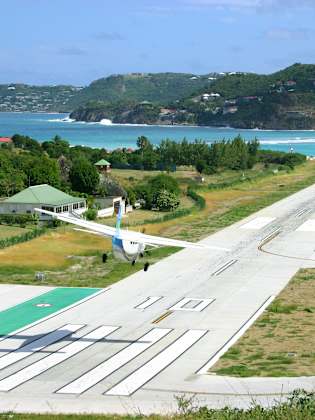 Ein Flugzeug landet auf der sehr kurzen Landebahn am Flughafen in St. Barth.