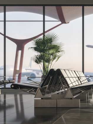 Innenansicht eines Flughafen-Terminals mit Sitzreihen und großer Fensterfront; draußen steht ein Flugzeug am Gate, während ein weiteres Flugzeug im Hintergrund startet.