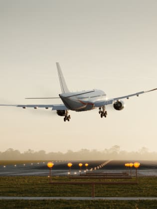 Flugzeug im Landeanflug © alvarez/E+ via Getty Images