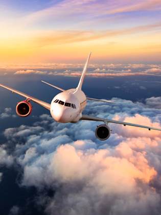 Flugzeug über den Wolken © Jag_cz/iStock / Getty Images Plus via Getty Images