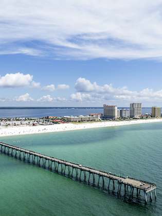 Ausblick auf den langen Pier von Fort Walton Beach, Florida und das umliegende Meer