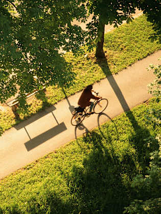 Frau fährt auf einem Radweg © Dennis Degnan/The Image Bank via Getty Images