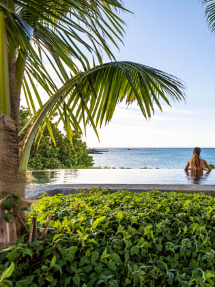 Frau in einem Pool auf Mauritius © Andrea Comi/Moment via Getty Images